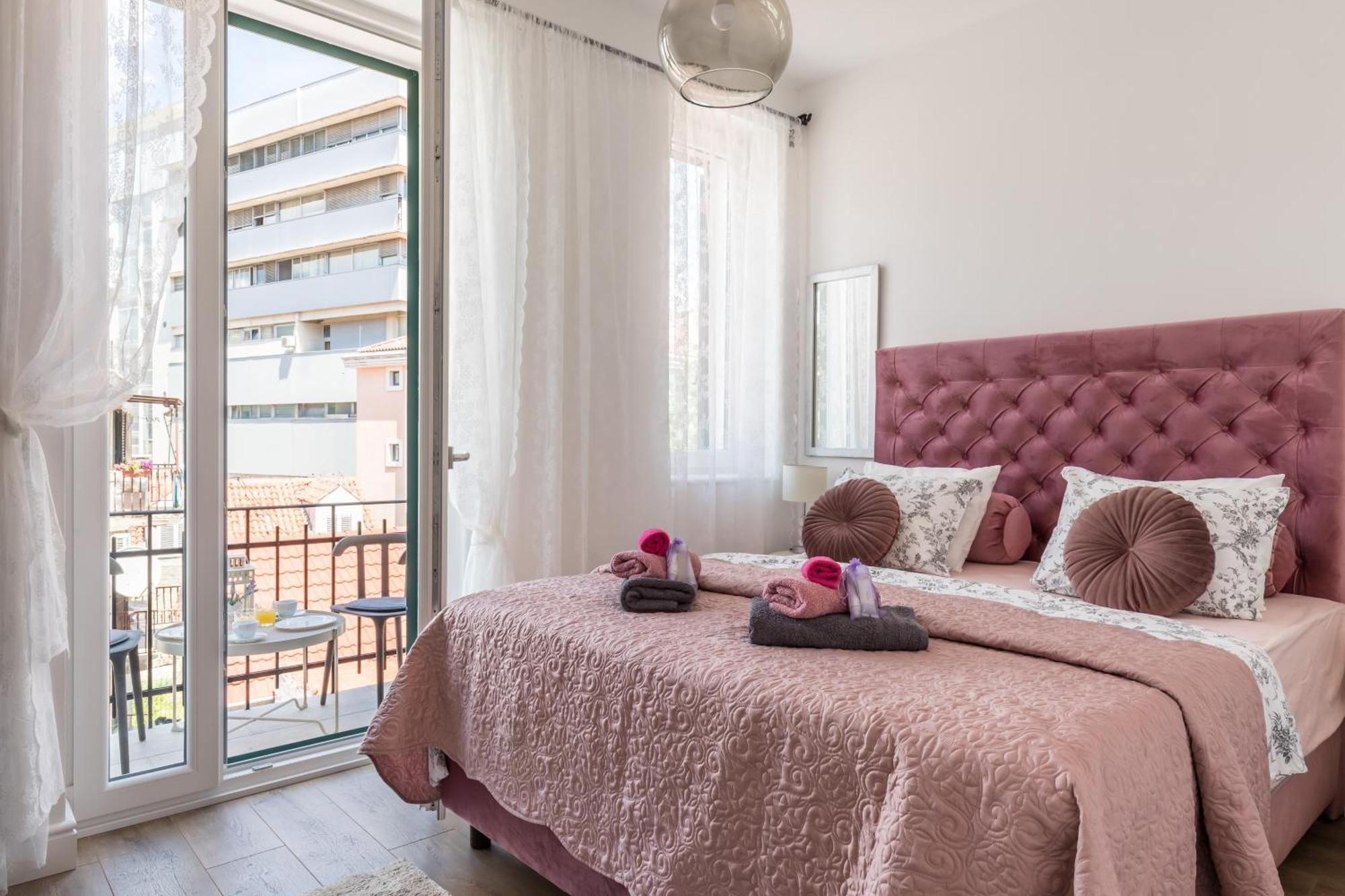 Romantic Apartment With Balcony สปลิท ภายนอก รูปภาพ